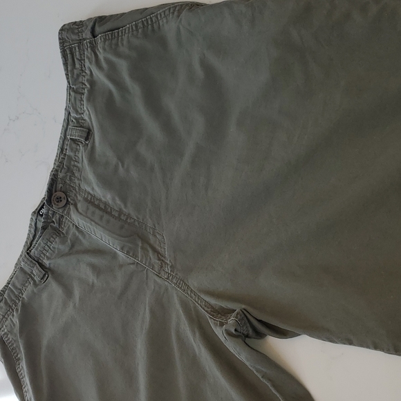 Men's Quicksilver shorts. - Picture 2 of 11